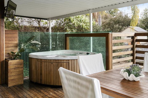 The Spa Cottage With HotTub, Netflix & Stan - Accommodation Bookings 24