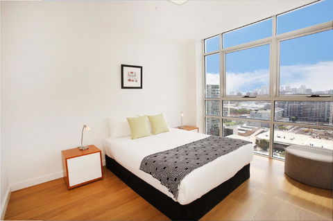 Gadigal Groove - Modern And Bright 3BR Executive Apartment In Zetland With Views - Accommodation Bookings 5