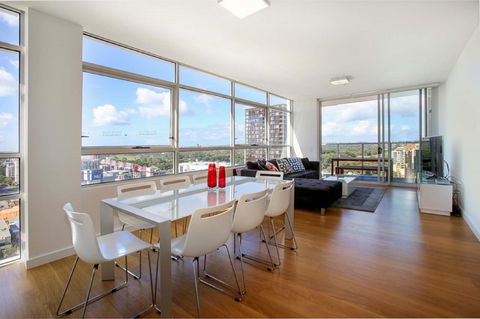 Gadigal Groove - Modern And Bright 3BR Executive Apartment In Zetland With Views - Accommodation Bookings 1