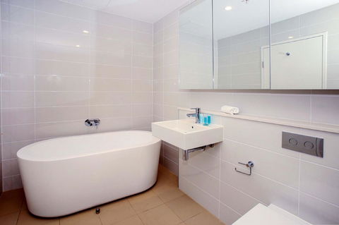 Gadigal Groove - Modern And Bright 3BR Executive Apartment In Zetland With Views - Accommodation Bookings 8