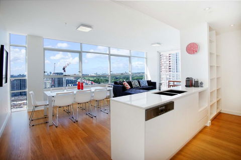 Gadigal Groove - Modern And Bright 3BR Executive Apartment In Zetland With Views - Accommodation Bookings 2