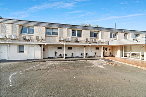 Carlton Suites - Accommodation Bookings 25