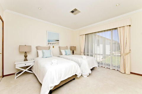 One Mile Mansion - Private Coastal Retreat FREE FAMILY ADVENTURE PASS - Accommodation Bookings 16