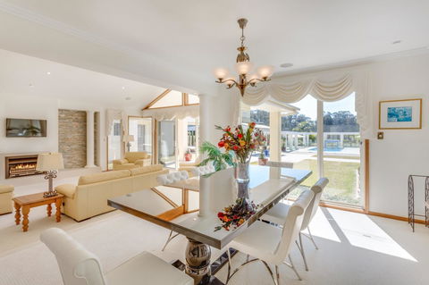 One Mile Mansion - Private Coastal Retreat FREE FAMILY ADVENTURE PASS - Accommodation Bookings 10
