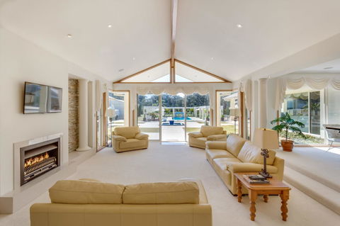 One Mile Mansion - Private Coastal Retreat FREE FAMILY ADVENTURE PASS - Accommodation Bookings 13