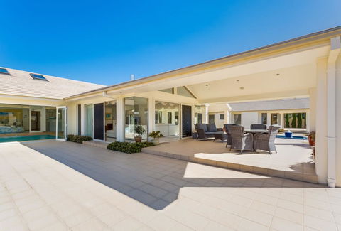 One Mile Mansion - Private Coastal Retreat FREE FAMILY ADVENTURE PASS - Accommodation Bookings 18