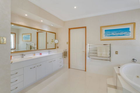 One Mile Mansion - Private Coastal Retreat FREE FAMILY ADVENTURE PASS - Accommodation Bookings 8