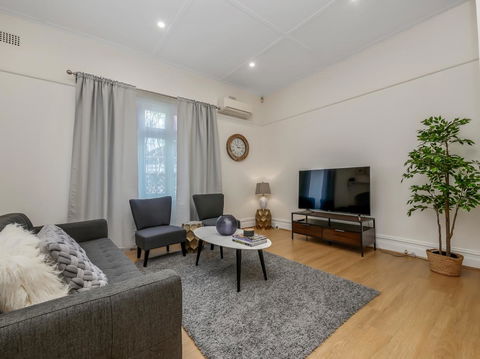 Large Terrace In Sydneyâ€™s Lower North Shore - Accommodation Bookings 1