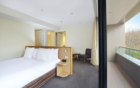 Crowne Plaza Canberra, An IHG Hotel - Accommodation Bookings 13