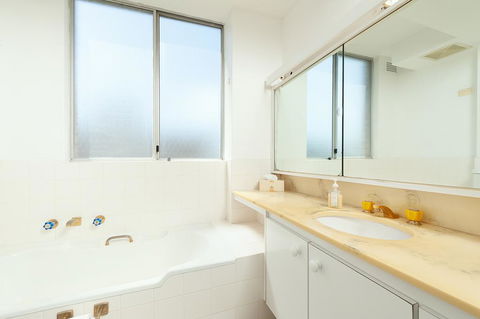 Bondi Apt. For 4 With Panoramic Ocean And Park Views - Accommodation Bookings 3
