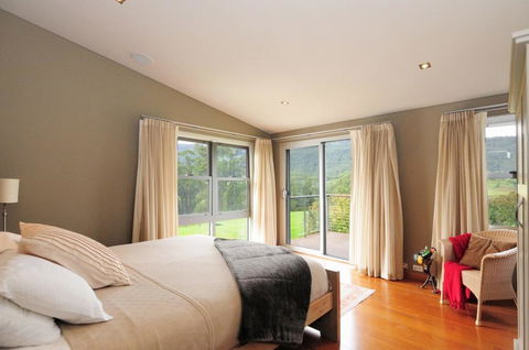 Bottlebrush Lodge - Great Views And A Pool! - Accommodation Bookings 3