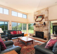 Bottlebrush Lodge - Great views and a pool
