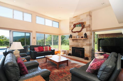 Bottlebrush Lodge - Great Views And A Pool! - Accommodation Bookings 0