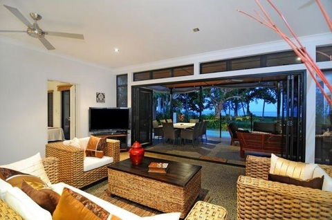 Bramston Beach - Luxury Holiday House - Accommodation Bookings 1