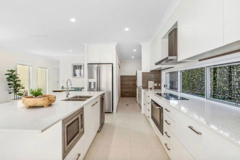 Brand New PRIZE HOME 50m Path To Beach - Accommodation Bookings 1