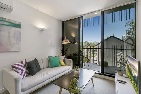 Bright Modern Apartment W Parking And Gym Near CBD - Accommodation Bookings 0