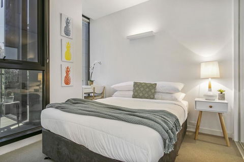 Bright Modern Apartment W Parking And Gym Near CBD - Accommodation Bookings 2