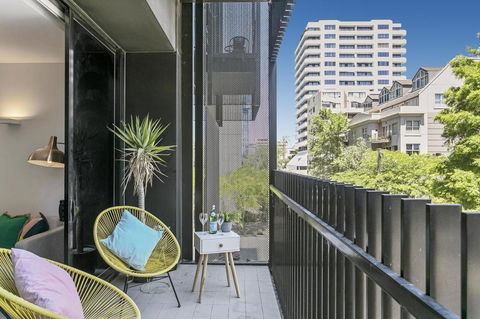Bright Modern Apartment W Parking And Gym Near CBD - Accommodation Bookings 1