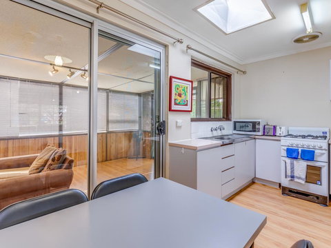 Bright, Neat & Convenient House - Accommodation Bookings 1