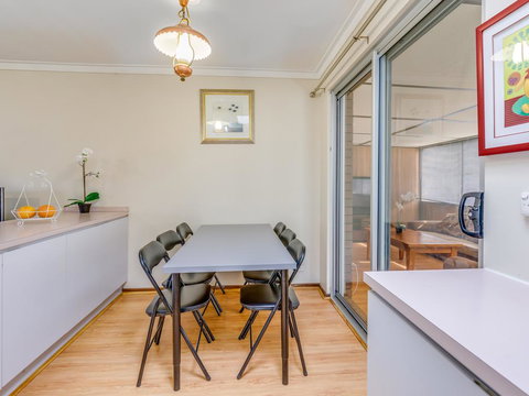 Bright, Neat & Convenient House - Accommodation Bookings 2