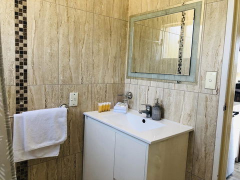 Buccaneer Motel - Deluxe Accommodation The Entrance - Accommodation Bookings 1