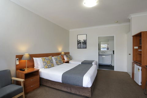 Cadman Motor Inn And Apartments - Accommodation Bookings 1