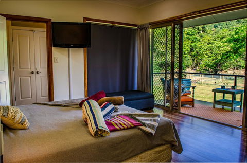 Cairns Homestead: A Peaceful Getaway - Accommodation Bookings 2