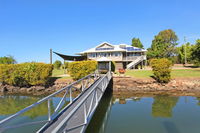 Campbell 7 - Large Queenslander on Maroochy River