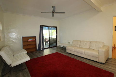 Cape Cod Beach House, 25 Skyline Crescent - Accommodation Bookings 3