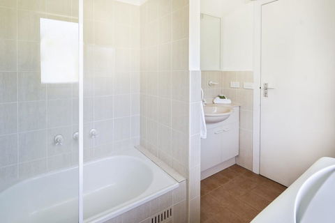 Caribou 3 - Modern & Spacious With Views Over Lake Jindabyne - Accommodation Bookings 2