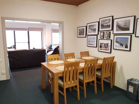 Cedarwood Apartments - Accommodation Bookings 0