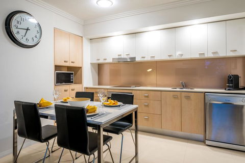 Chancellor Lakeside Apartments - Accommodation Bookings 3