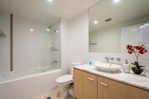 Chancellor Lakeside Apartments - Accommodation Bookings 2