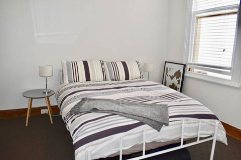 Charming Terrace House On Tree Lined Street - Accommodation Bookings 3