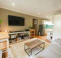 Chic Pet Friendly  500m to the Beach w/ parking - Accommodation Bookings