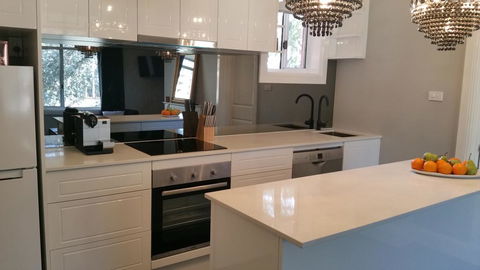 City Life Apartment-full Kitchen & Separate Bedroom - Accommodation Bookings 2