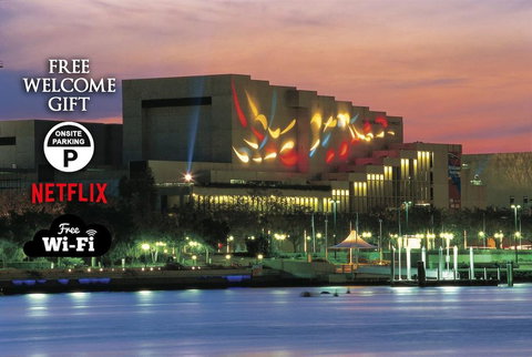 City Sunsets & South Bank , CBD, Views, Pool, Netflix - Accommodation Bookings 0