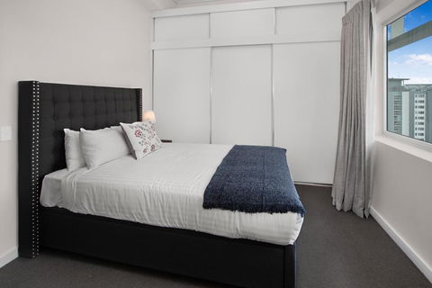 City-Centre Apartment With River Views And Balcony - Accommodation Bookings 1