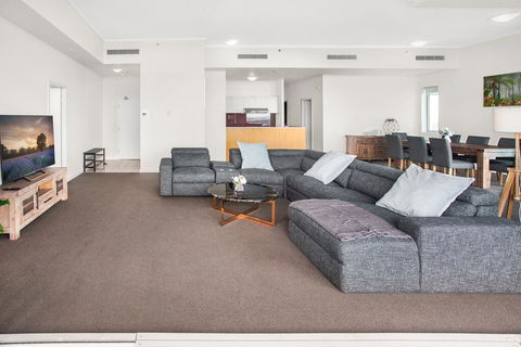 City-Centre Apartment With River Views And Balcony - Accommodation Bookings 0