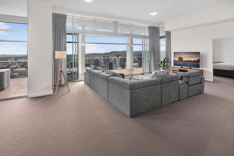 City-Centre Apartment With River Views And Balcony - Accommodation Bookings 2