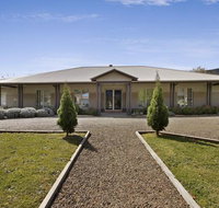 Collins Retreat - 4 Bedroom home with Pool - Accommodation Bookings