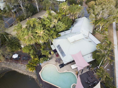 Colonial Village Cabins, Camping & Tours - Hervey Bay YHA - Accommodation Bookings 1