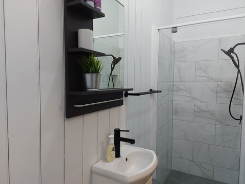 Comfortable Guest Room Closes To Emerald CBD - Accommodation Bookings 1