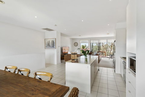 Comfy Coast Drive Condo - Accommodation Bookings 2