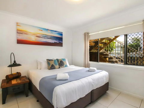 Contemporary 2 Bedroom Beachfront Apartment - Accommodation Bookings 3