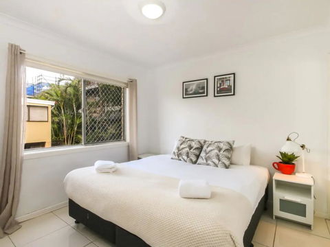 Contemporary 2 Bedroom Beachfront Apartment - Accommodation Bookings 2