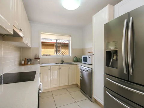 Contemporary 2 Bedroom Beachfront Apartment - Accommodation Bookings 1