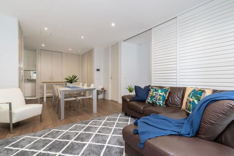 Convenience And Luxury In Carnegie - Accommodation Bookings 0