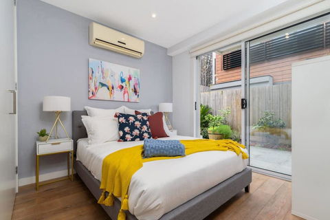 Convenience And Luxury In Carnegie - Accommodation Bookings 2
