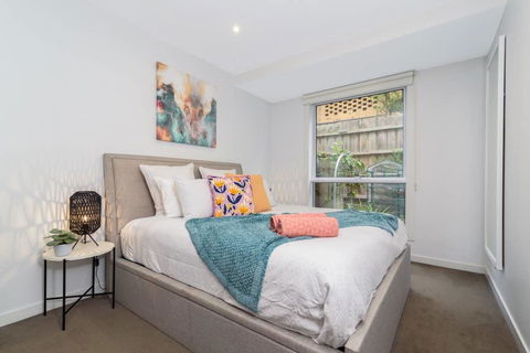 Convenience And Luxury In Carnegie - Accommodation Bookings 3